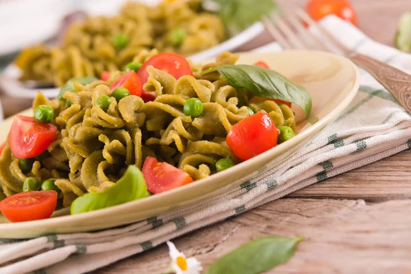 Fusilli Pasta Met Kerstomaten Erwten — Stockfoto