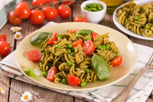 Pastas Fusilli Con Tomates Cherry Guisantes —  Fotos de Stock