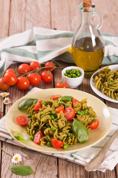 Fusilli Pasta Met Kerstomaten Erwten — Stockfoto