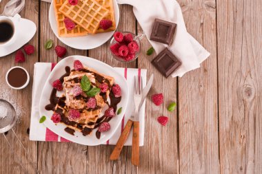 Ahududu ve çikolata kremalı waffle..