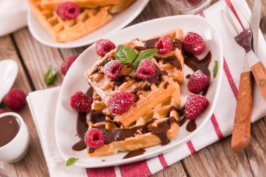 Ahududu ve çikolata kremalı waffle..