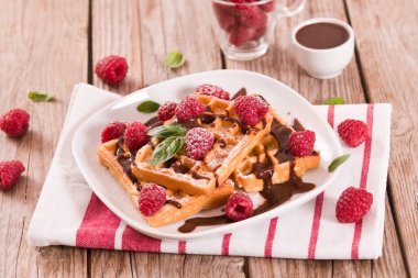 Ahududu ve çikolata kremalı waffle..