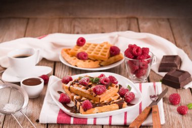 Ahududu ve çikolata kremalı waffle..