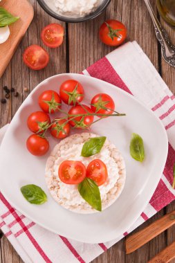 Süt taneli ve domatesli pirinç kekleri..