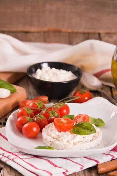 Reiskuchen Mit Milchflocken Und Tomaten — Stockfoto