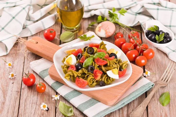 Fusilli Pasta Cherry Tomatoes Eggs Black Olives — Stockfoto