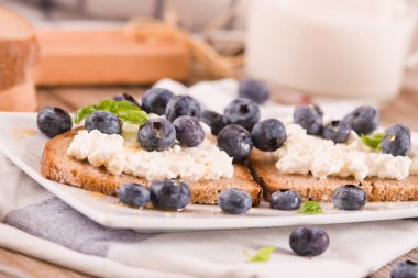 Çavdar ekmeği, süzme peynir, yabanmersini ve bal..