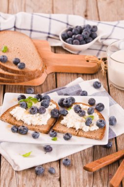 Çavdar ekmeği, süzme peynir, yabanmersini ve bal..