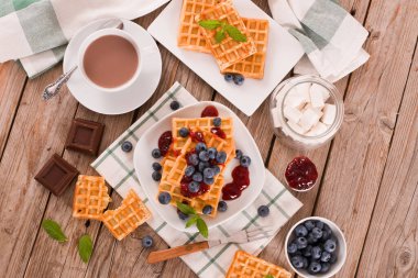 Yaban mersinli waffle ve reçelli.