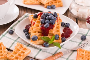 Yaban mersinli waffle ve reçelli.