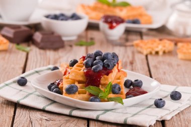 Yaban mersinli waffle ve reçelli.