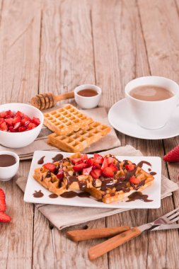 Çilekli waffle ve çikolatalı krema..