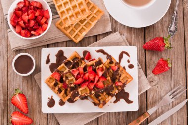 Çilekli waffle ve çikolatalı krema..