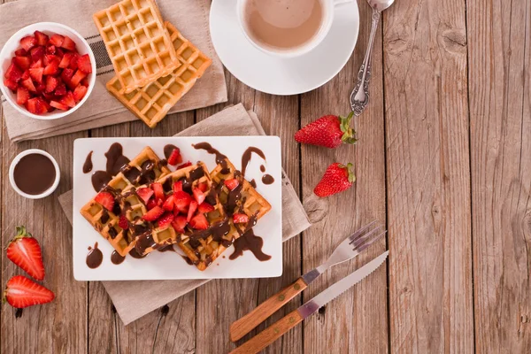 Çilekli waffle ve çikolatalı krema..