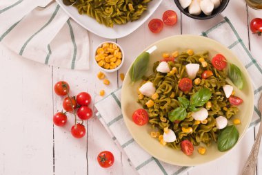 Kiraz domatesli ve tatlı mısırlı Fusilli makarna..