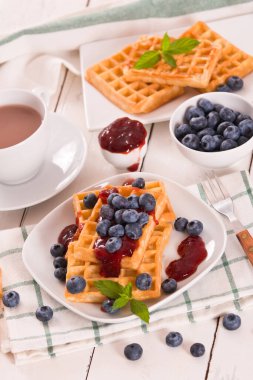 Yaban mersinli waffle ve reçelli. 