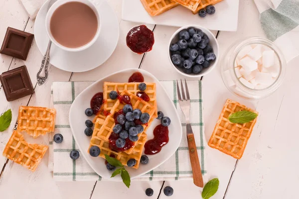 Yaban mersinli waffle ve reçelli. 