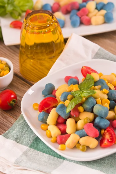 Färgad Gnocchi Med Grönsaker Och Sockermajs — Stockfoto