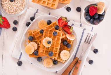 Yaban mersinli waffle, muzlu ve ballı.