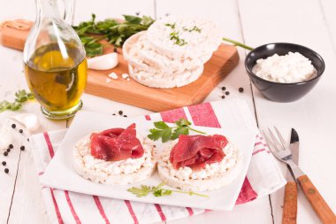 Sütlü pirinç kekleri ve soğuk sığır eti..