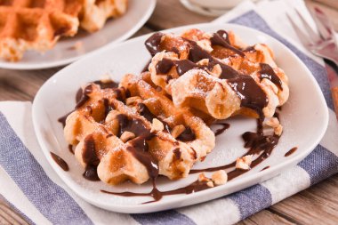 Çikolata kremalı ve fındıklı waffle..