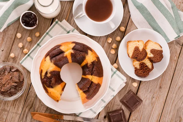白い皿の上にヘーゼルナッツと大理石のリングケーキ — ストック写真