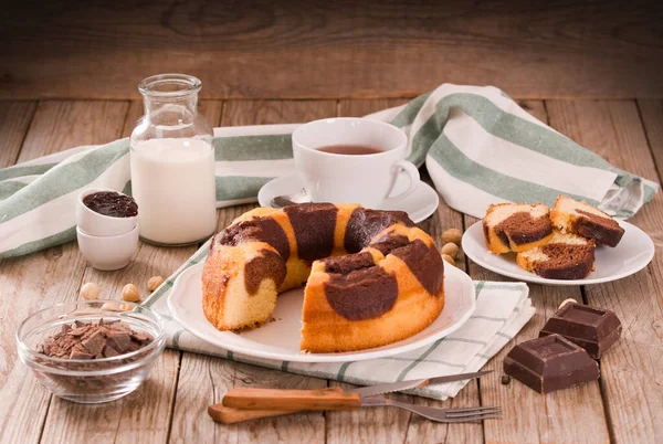 Gâteau Anneau Marbre Aux Noisettes Sur Plat Blanc — Photo