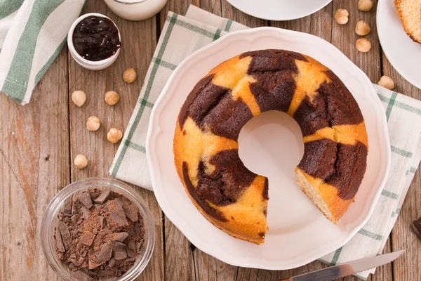 Torta Anello Marmo Con Nocciole Piatto Bianco — Foto Stock