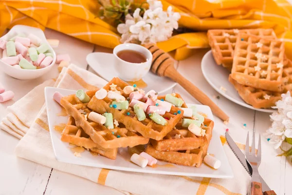 Waffle Dengan Marshmallow Warna Warni — Stok Foto