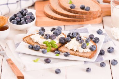 Çavdar ekmeği, süzme peynir, yabanmersini ve bal..