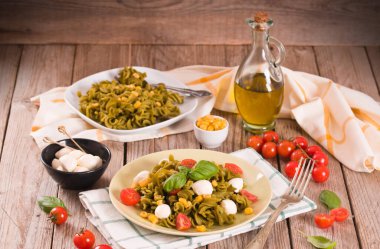 Kiraz domatesli ve tatlı mısırlı Fusilli makarna..