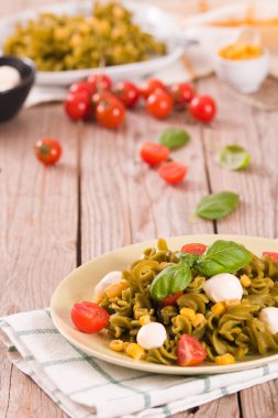 Kiraz domatesli ve tatlı mısırlı Fusilli makarna..