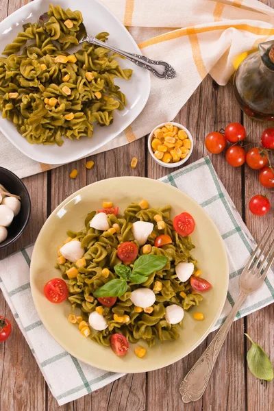 Fusilli Pasta Met Kerstomaten Suikermaïs — Stockfoto