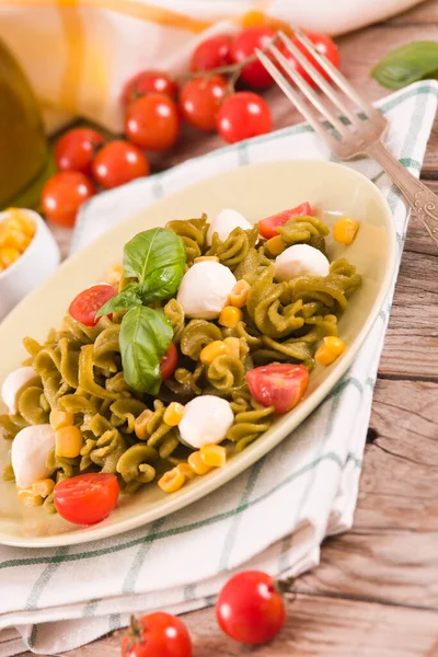 Pastas Fusilli Con Tomates Cherry Maíz Dulce —  Fotos de Stock