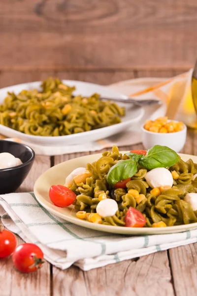 Fusilli Pasta Met Kerstomaten Suikermaïs — Stockfoto