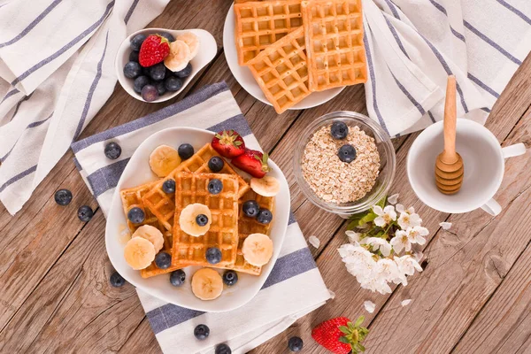 Waffeln Mit Blaubeeren Bananen Und Honig Stockbild