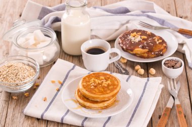 Beyaz tabakta taneli ballı krep..