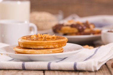 Beyaz tabakta taneli ballı krep..