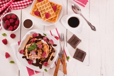 Ahududu ve çikolata kremalı waffle..