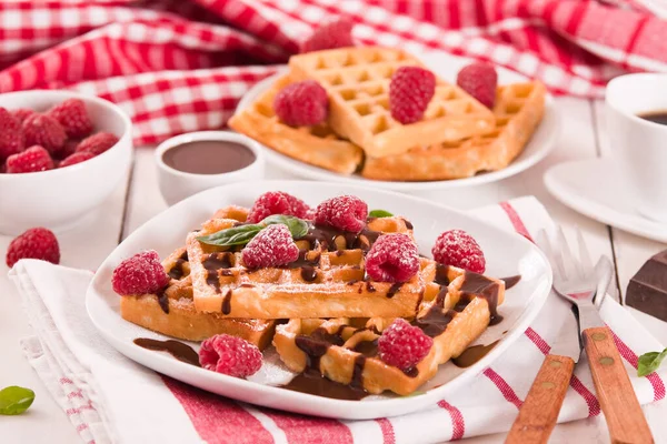 Waffle Dengan Raspberry Dan Krim Cokelat — Stok Foto