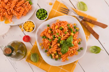 Fusilli makarna, bezelye ve tatlı mısır..