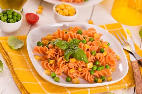 Pasta Fusilli Con Guisantes Maíz Dulce —  Fotos de Stock