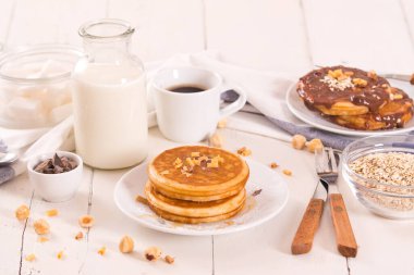 Beyaz tabakta taneli ballı krep..