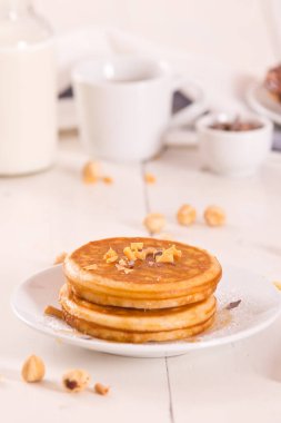 Beyaz tabakta taneli ballı krep..