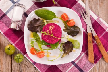 Beetroot vejetaryen burgeri beyaz tabakta.