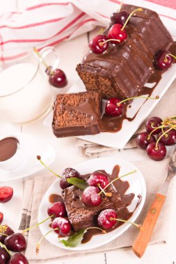 Kirazlı çikolatalı kek..