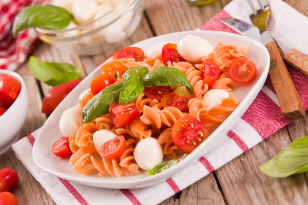 Fusilli Nudeln Mit Kirschtomaten Und Mozzarella — Stockfoto