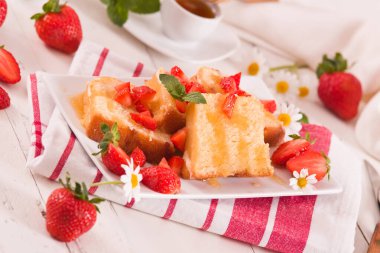 Ballı ve taze çilekli limonlu kek..