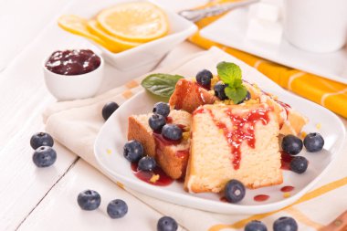 Yabanmersinli ve çilekli limonlu kek..