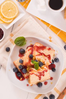 Yabanmersinli ve çilekli limonlu kek..